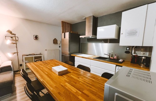 Tournon-sur-Rhone Apartment | Discover GESTLOC: 10/10 Rated Retreat with Spa & Kitchen