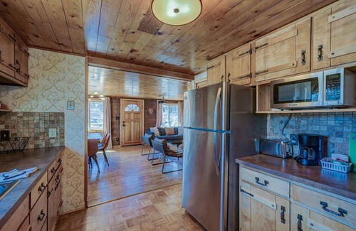 Howard Cabin | Escape to Whiskey Rapids: Pet-Friendly Retreat Awaits!