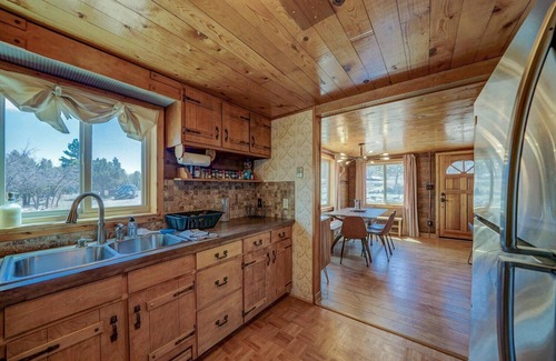 Howard Cabin | Escape to Whiskey Rapids: Pet-Friendly Retreat Awaits!