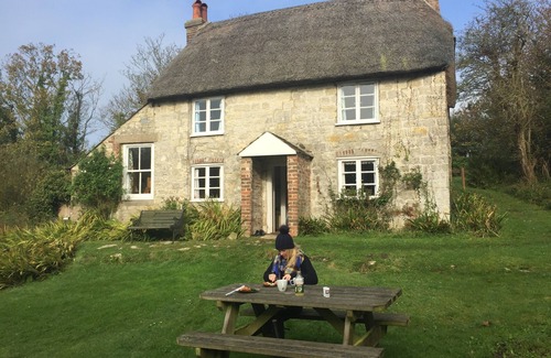 Holworth Cottage | Relax and Unwind in a Unique Period Thatched Retreat