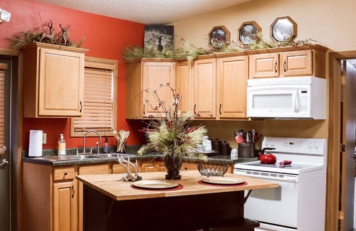 Pilot Grove House | Escape the City with Poolside Relaxation and Breakfast