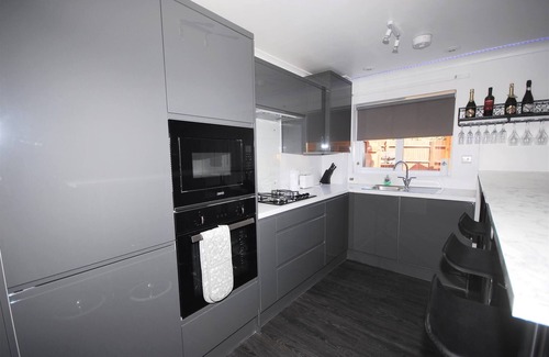 Peacehaven House | Relaxing Retreat with Hot Tub - Sleeps 6 and Family Friendly