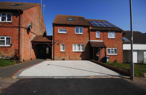 Peacehaven House | Relaxing Retreat with Hot Tub - Sleeps 6 and Family Friendly