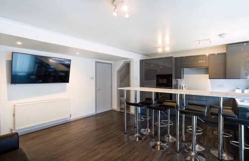 Peacehaven House | Relax in Comfort: Get Away Home with Hot Tub for 4