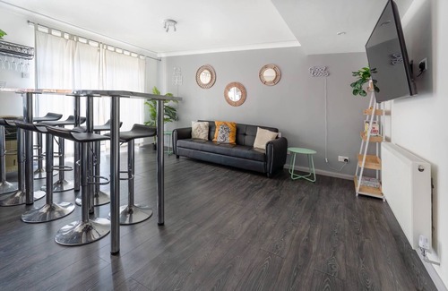 Peacehaven House | Relax in Comfort: Get Away Home with Hot Tub for 6