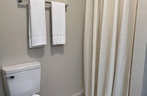 Waynesboro Hotel | Get away to Creeks Bend Room 62