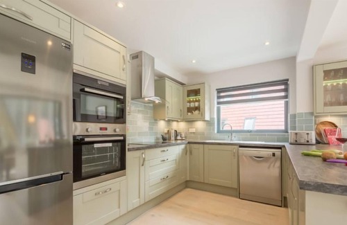 Weybourne Cabin | Get back to nature in style at this elegant and peaceful woodland retreat