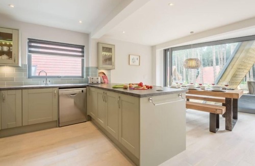 Weybourne Cabin | Get back to nature in style at this elegant and peaceful woodland retreat