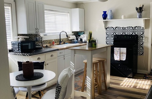 Calhoun House | Cozy Cottage Retreat in Calhoun - Pet and Child Friendly!