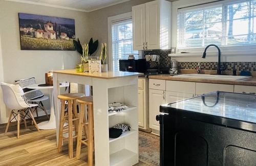 Calhoun House | Cozy Cottage Retreat in Calhoun - Pet and Child Friendly!