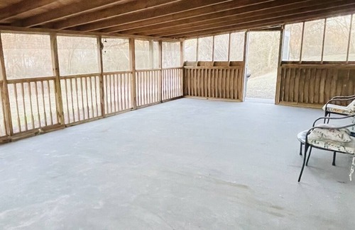 Calhoun House | Cozy Cottage Retreat in Calhoun - Pet and Child Friendly!