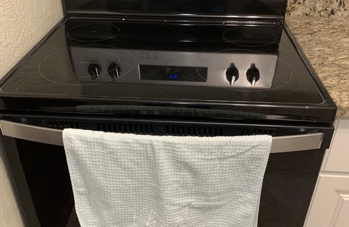 Bay Area Condo | Cozy Condo: Feel at Home with Pool & Kitchen Amenities