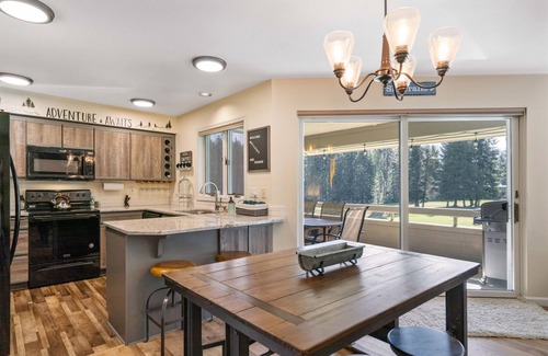 Leavenworth Condo | Get Lost Guest House - Sweeping Views of Pristine Fairways
