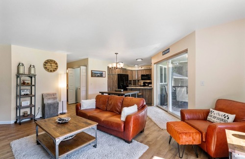 Leavenworth Condo | Get Lost Guest House - Sweeping Views of Pristine Fairways