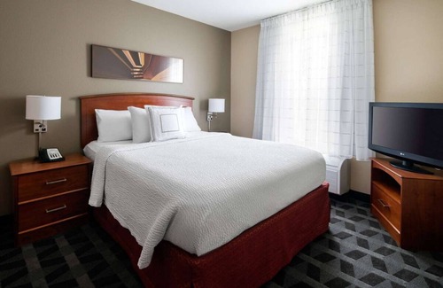 Renton Resort | Blissful Getaway Steps from Gene Coulon Memorial Beach Park