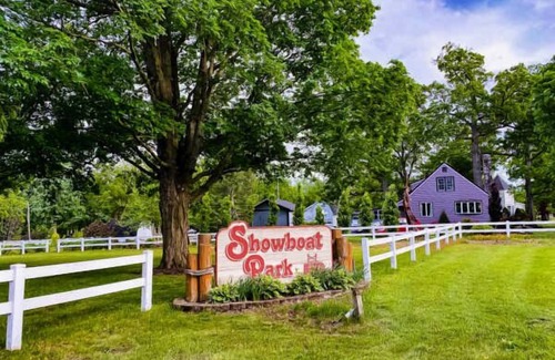 Chesaning House | Adventure Awaits: Pet-Friendly Stay Near Showboat Park