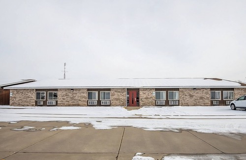 Chesaning House | Adventure Awaits: Pet-Friendly Stay Near Showboat Park
