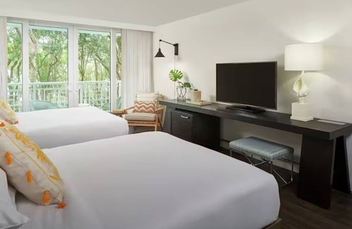 Rock Harbor Hotel | Embark on Adventure at Oceanfront Retreat with Pet-Friendly Units