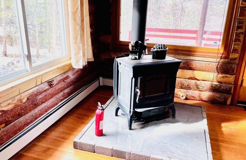 Coal Creek Cabin | Perfect Getaway Cabin with Views, Decks & Pet-Friendly Perks