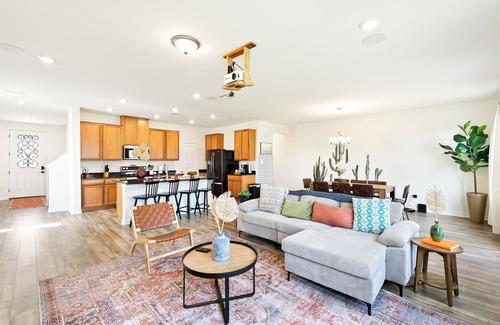 San Antonio House | Getaway Home-Theater/4 Bdrs/2.5 Baths + Wi-Fi/fully stocked