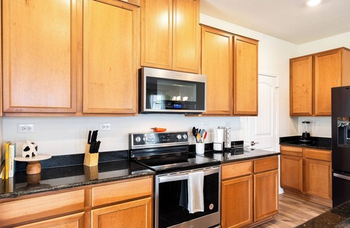 San Antonio House | Getaway Home-Theater/4 Bdrs/2.5 Baths + Wi-Fi/fully stocked