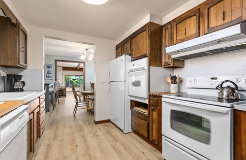 Garibaldi House | Discover Garibaldi: Ocean View, Open Patio & Walkable Access