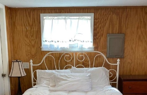 Manhattan House | Getaway in the barn, one bedroom apartment.