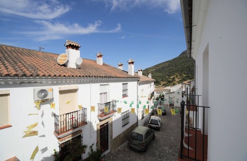 Benamahoma Apartment | Relaxing Getaway in Sierra de Cadiz with Balcony Views