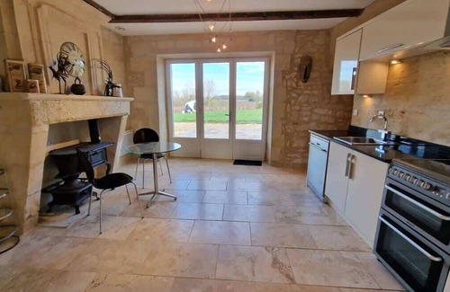 Lussac House | Relaxing Vineyard Getaway with Jacuzzi and Family Amenities