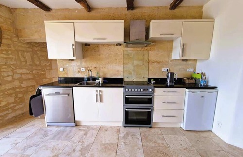 Lussac House | Relaxing Vineyard Getaway with Jacuzzi and Family Amenities