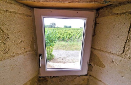 Lussac House | Relaxing Vineyard Getaway with Jacuzzi and Family Amenities