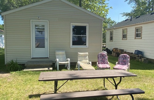 Houghton Lake Cabin | Unforgettable Getaway on Houghton Lake with Pool & Breakfast