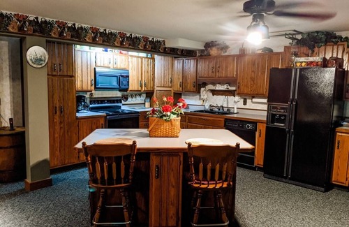 Decorah Cabin | Getaway Suite at Rustic Acres