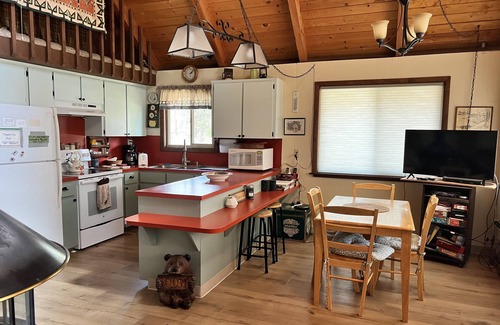 Garden Valley Cabin | Escape to a Cozy Rustic Cabin in the Majestic Mountains