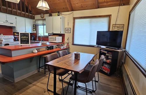 Garden Valley Cabin | Escape to a Cozy Rustic Cabin in the Majestic Mountains