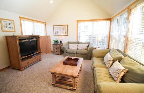 Shorepine Village House | Perfect Getaway: 4-Star Family-Friendly Escape Rated 9.5
