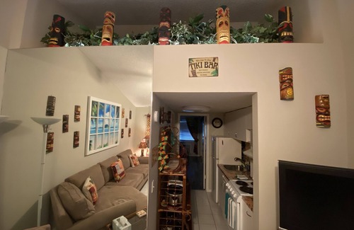 Paradise Lakes Condo | Explore Freaky Tiki: Retro Condo with Lake View & Kitchen
