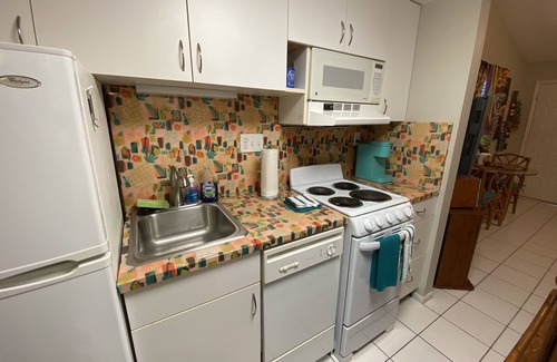 Paradise Lakes Condo | Explore Freaky Tiki: Retro Condo with Lake View & Kitchen
