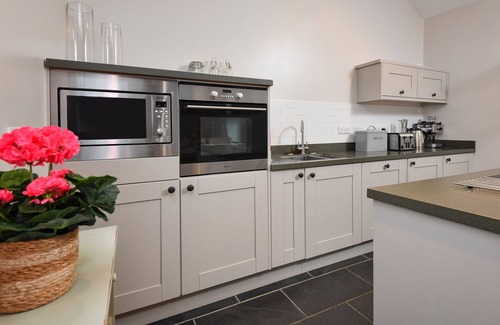 Garn Fadryn House | Geufron Barn: Family-Friendly Four Bedroom Retreat