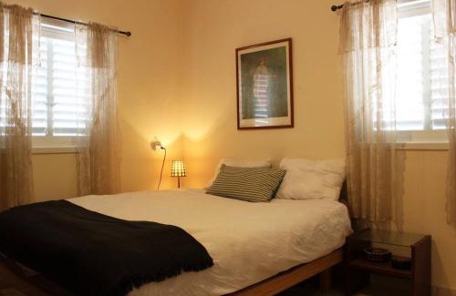 Kerem HaTeimanim Apartment | Vintage Flat Just Steps from the Beach - Family Friendly Stay