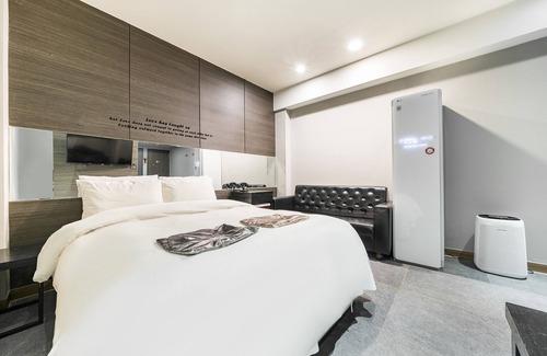 Geumjeong-dong Hotel | Eco-Friendly Comfort at Geumjeong 1004 with Breakfast