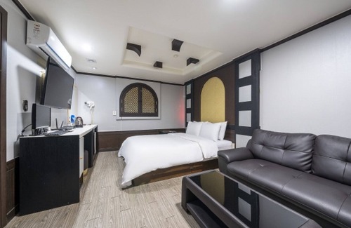 Sanbon 1-dong Hotel | Eco-Friendly Geumjeong Bbarimong with Breakfast & Kitchen