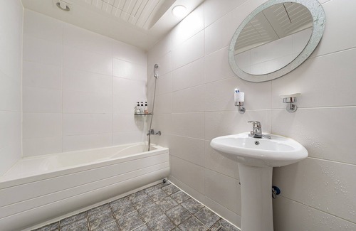 Sanbon 1-dong Hotel | Eco-Friendly Geumjeong Bbarimong with Breakfast & Kitchen