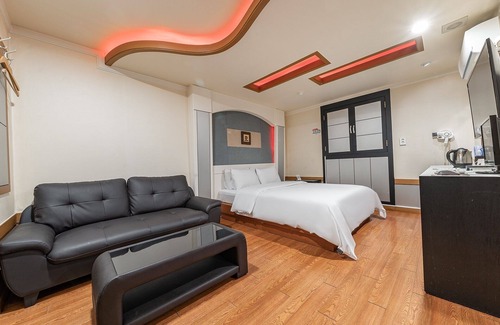 Sanbon 1-dong Hotel | Eco-Friendly Geumjeong Bbarimong with Breakfast & Kitchen