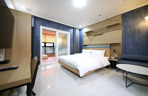 Witchabu-ri Hotel | Eco-Friendly Geumsan High Hill Hotel with Hot Tub & Breakfast