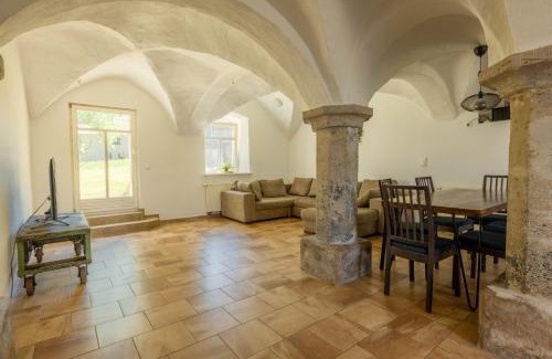 Mugeln Apartment | Historic Gewölbe from 1806: Ideal for Families and Pets