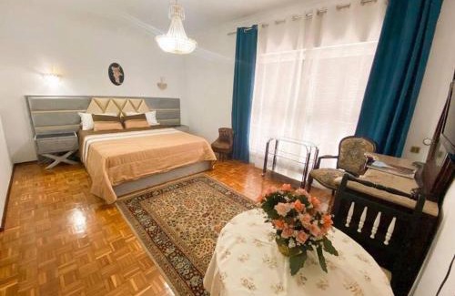 Odivelas House | Top-Rated GH Odivelas: Relaxing Rooms with Billiards
