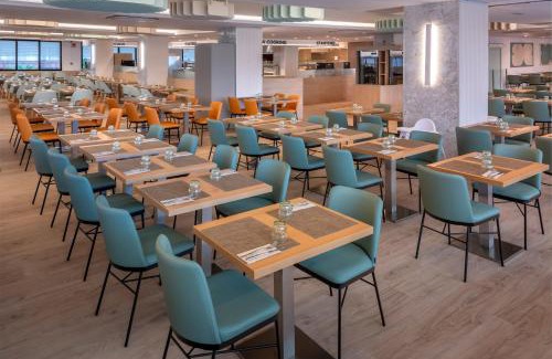 Lloret de Mar Hotel | Relax at GHT Oasis Park & Spa: Oceanfront Retreat Awaits