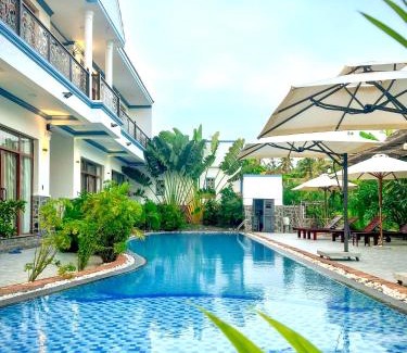East Ham Tien Beach House | Gia An Hung Guest House: Family-Friendly with Pool & Ocean View