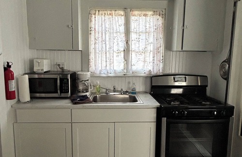 Geneva-on-the-Lake Cottage | Gia Cottage: Vintage Comfort with Pool Access & Full Kitchen